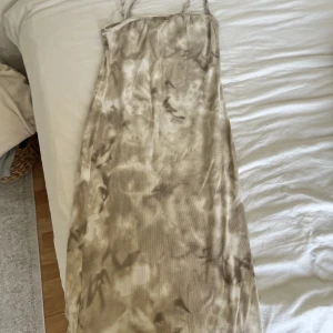 Klänning  - Tie dye beige klänning 
