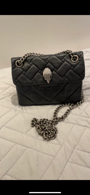 väska  - säljer denna kurt geiger väskan, den är lite sliten och sånt men man tänker inte på de💕 köptes för 2500 säljer den för 1000💕 