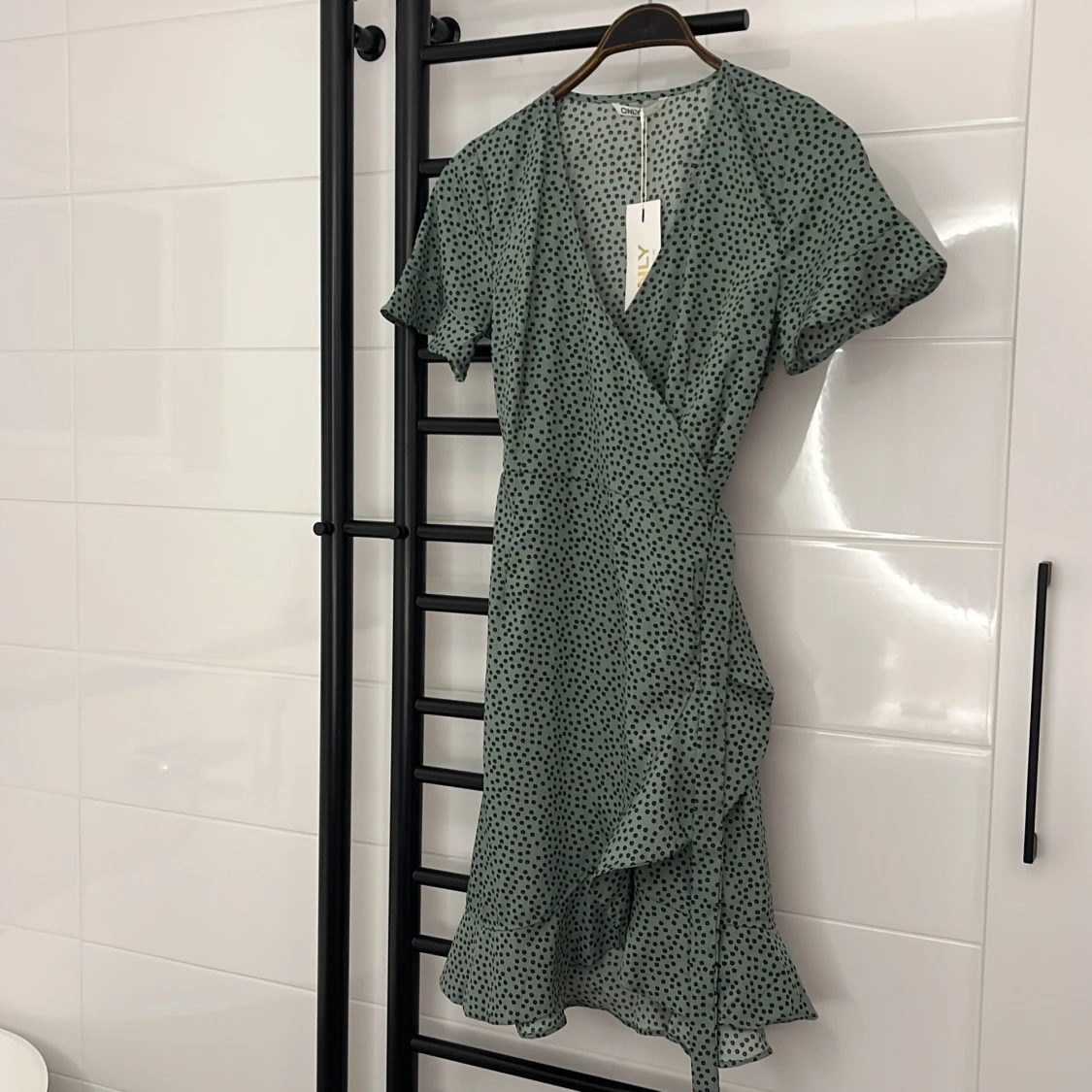 Blommig omlottklänning