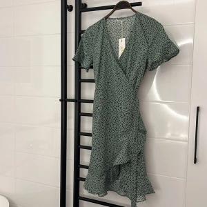 Blommig omlottklänning - Helt oanvänd omlottklänning från Only, ord. pris 330 kr, kontakta mig för mer info