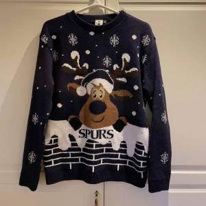 Tottenham tröja  - Säljer denna Tottenham jultröjan åt min kille då den blivit för liten! Tröjan är i fint skick!😁