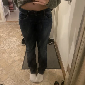 Jeans  - Säljer mina jätte fina jeans från Peppe så det tyvärr aldrig kommer till användning! Säljer för 450kr + frakt🩷