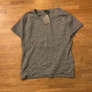 Cashmere T-shirt - Cashmere t-shirt i storlek XL men väldigt liten i storleken, passar M