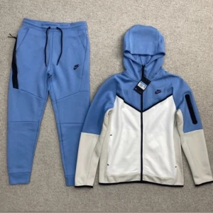 Nike tech  - Säljer min Nike tech, den är inte äkta.  Bara seriösa kunder tack Hela Dressen för 500