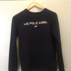 Tja, säljer min polo assn sweatshirt i storlek 12-13 år, köpt på alhens city