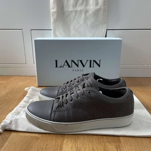 Lanvin - Hej nu säljer jag mina jättefina fräscha skor från lanvin. Skick 8/10 och har väldigt mycket kvar att ge. Uk 8 vilket motsvarar 42/43. Säljer dessa med Arresellout. Hör av dig vid frågor eller funderingar!🤩