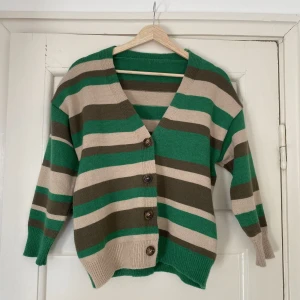 Stickad kofta - Söt stickad kofta. Super fin att ha över en sommarklänning :)