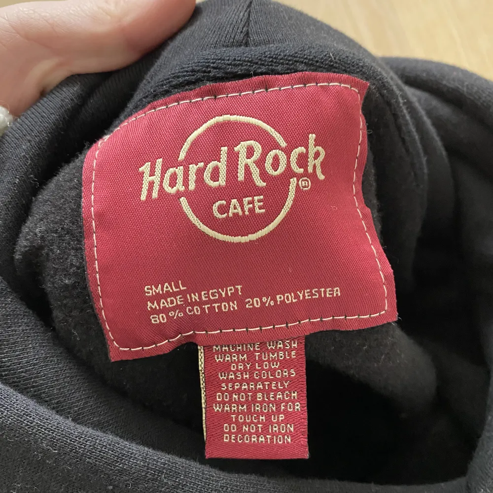 Hard Rock Café Hoddie storlek S. Aldrig använd. Katt i hemmet men tvättas innan leverans. Kan mötas upp eller skicka:). Hoodies.