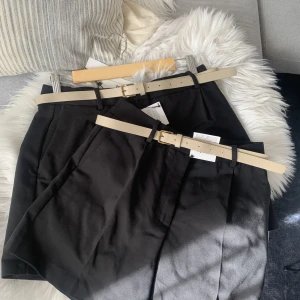 Zara shorts - 2 par shorts i storlek S och L (bältet ingår). Kostar numera 170kr styck och är aldrig använda. Skriv för mer bilder! För referens har jag på mig S i bilden men de är lite för små och har ett par egna i M💗