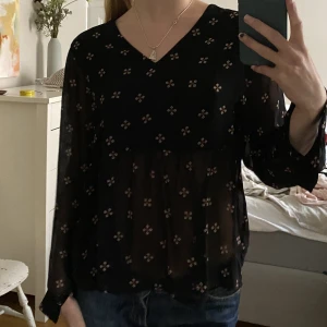 Blus - Snygg tröja från Maje. Knappt använd. Storlek L men passar mig bra som har S-M