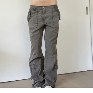 Lågmidjade  Cargopants  - Jätte fina bra skick kommer bara inte till användning, bara skriva vid frågor :)👌🫶 Midjemått 40 cm tvärs över 