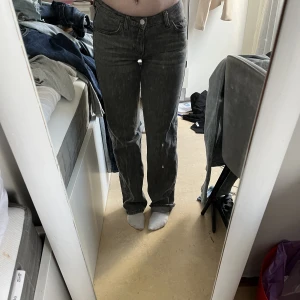Jeans - Säljer dessa lågmidjade jeans från weekday i low arrow modellen nypris 600 jag säljer dom för 300 men det går att diskutera
