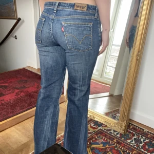 Levis jeans  - Lågmidjade raka/bootcut Levis jeans. Lite för korta för mig. Innebenslängd: 74cm Midjemått: 40cm 