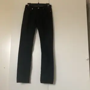 Svarta straight jeans, inte så stretchigt material 