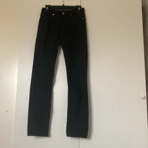 Whyred jeans - Svarta straight jeans, inte så stretchigt material 