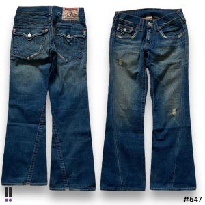 True Religion Jeans 547 - 💜Model: Joey 💜Tag: 29/33 💜Waist: 38cm 💜Inseam: 74cm 💜Outseam: 100cm 💜Leg opening: 24cm 💜Flaws: Fläckar i midjan och skador i benöppningen 