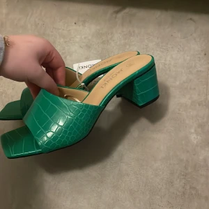 Gröna klackar  - Gröna klackar från monki 