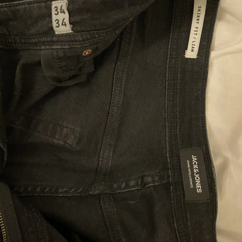 ripped jeans storlek 34/34 - från jackens Jones, använt ca5 gånger. Ny pris 1500kr.. Jeans & Byxor.