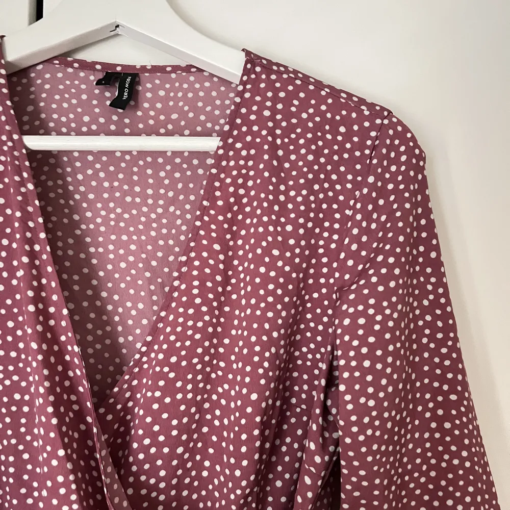 Prickig omlottklänning från Vero Moda, som sitter superfint på💗 Flesta plaggen är väldigt billiga då jag rensar inför flytt📦. Klänningar.