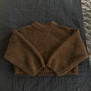 Jättefin brun stickad tröja ifrån Gina😻Orginalpris: 249 kr Nypris: 49 kr. Nästan helt oanvänd❤️