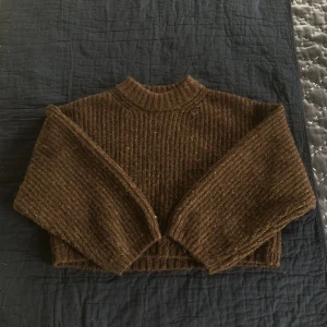 Stickad tröja - Jättefin brun stickad tröja ifrån Gina😻Orginalpris: 249 kr Nypris: 49 kr. Nästan helt oanvänd❤️