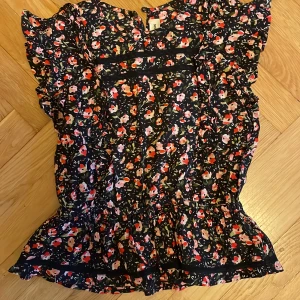 Zadig blus - Blommig Zadig blus , jätte fin säljer pga att den är för liten ⭐️⭐️