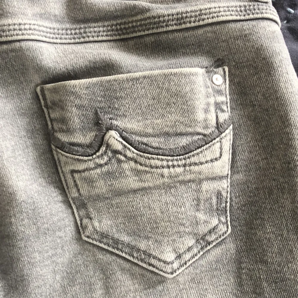 Skitsnygga lågmidjade jeans ifrån Zalando!!😻Orginalpris: 699 kr säljer för 249 kr. Nästan helt oanvända❤️. Jeans & Byxor.
