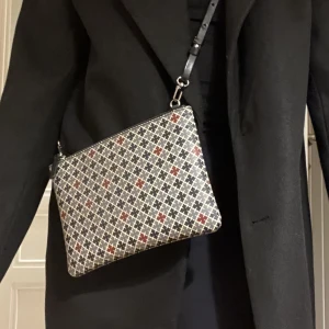 Malene Birger axelremsväska - Köpte denna i vintras men kommer tyvärr inte till mycket användning så säljer vidare!! Från Malene Birger 🫶🏼 I gott skick men har några slitningar som man inte tänker på! 💘💘 hör av er vid fler bilder!!