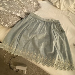 Kjol - Säljer denna super söta kjol💓 Vet inte storleken men skulle säga xs, kan funka för S också❤️