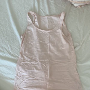 Tank top coral  - 2 månader gammal men för stor för mig. Den har inga hål eller fläckar och har bara testats en gång. Den är inte croppad. 