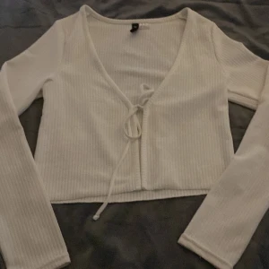 Ribbstickad långärmad - säljer denna fina tröjan💕pris kan diskuteras