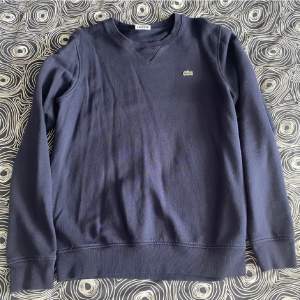 Lacoste sweatshirt sälj pågrund av ingen mer användning ingen hål eller skador Skick 10/10 