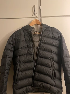 Colmar jacka stl 44 - Säljer min Colmar jacka i storlek 44. Jackan är i fint skick, billigare vid snabbaffär