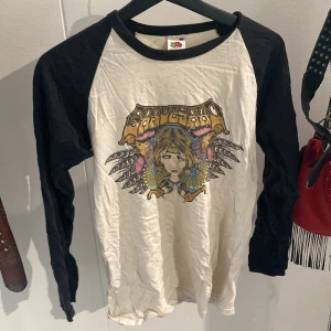 Graveyard  - Graveyard-tröja strl. S, i behov av strykning😅 Har en fläck som inte går bort och ett par små hål men det är neråt på tröjan så det går ju alltid att klippa bort till en kortare tröja. Annars bra skick. 