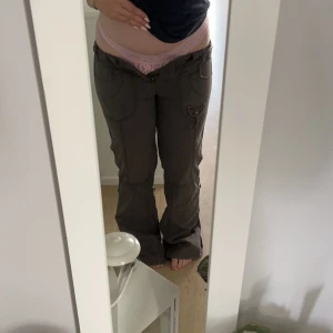 Cargobyxor - As snygga vintage cargobyxor som tyvärr är för små ✨En knapp på baksidan är borta, därav pris😊