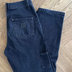 Mörkgrå jeans i storlek 28/30 🌸