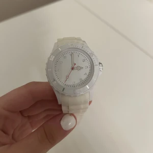 Klocka  - Oanvänd klocka. Armbandet är gjort i silikon. Klockan fungerar bra, water resistant. Passar barn, ungdom och vuxen med mindre handleder.