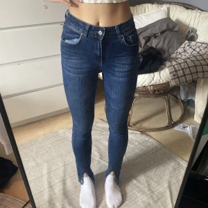 Blåa jeans med slits - Säljer dessa blåa jeans med slits från chiquelle