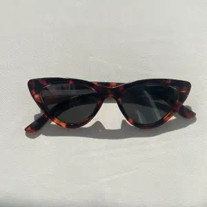 Snygga solglasögon i cateye modell