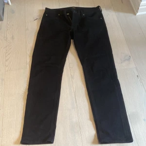 Lee jeans - Köpte jeansen 2023 så nya. Köpta i butik från carlings för 900kr. Storlek 34 32. Använda få gånger så nyskick, 9/10.