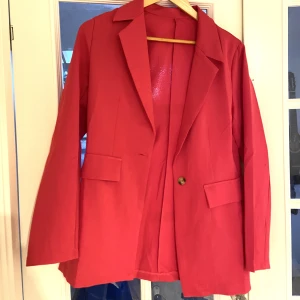 Rosa blazer - Fin snygg kavaj i rosa. Piffar upp outfiten med en färgklick( färgen på bilden visar inte 100% färgen) Aldrig använd och passar xs-m beroende på hur man vill att den ska sitta