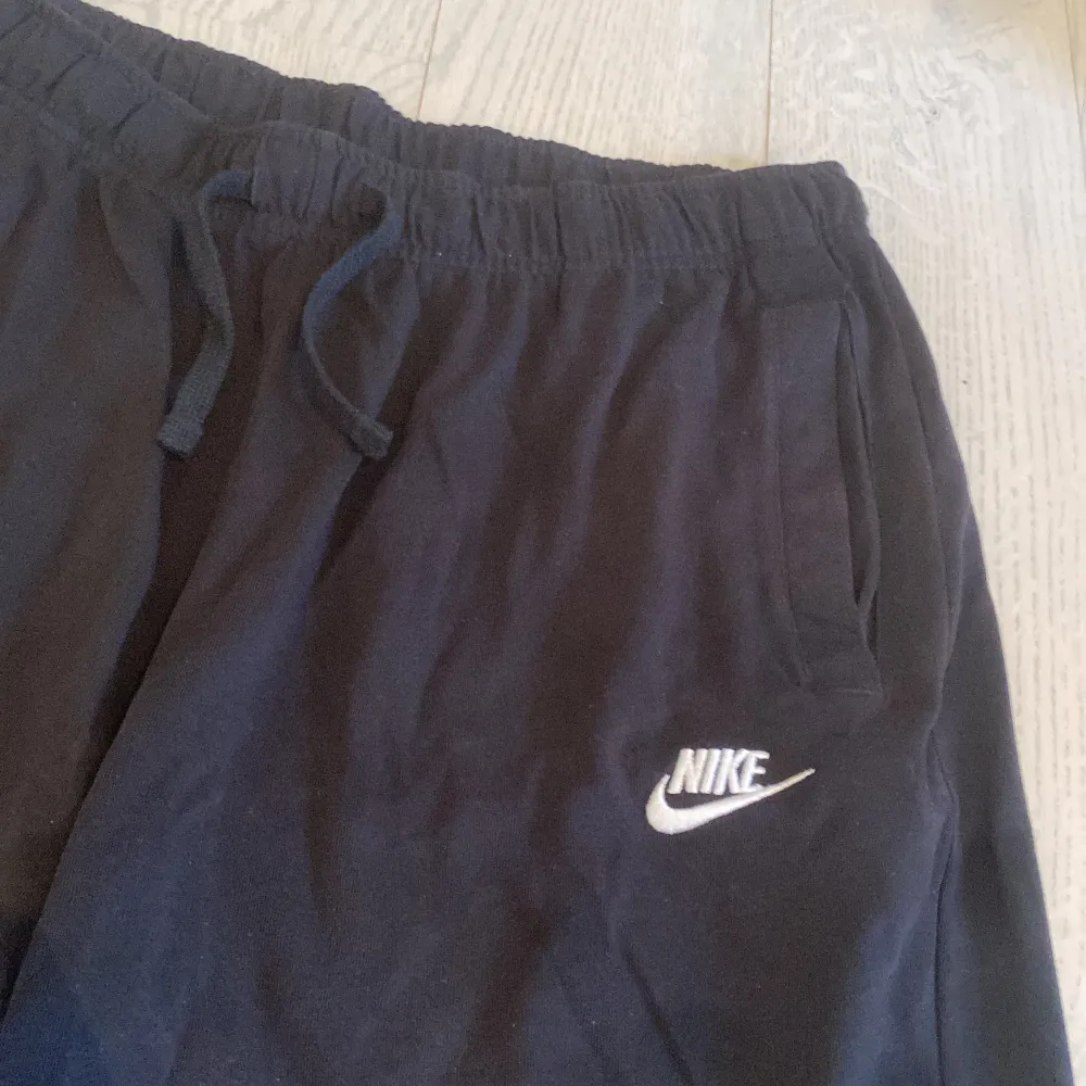 Svarta Nike shorts. Köpta sommar 2023 så använda få gånger. Skick 9/10. Nypris 399 från Nike hemsidan. Har 2 fickor både på bak och framsida.. Shorts.
