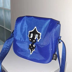 Trapstar messenger bag - Trapstar väska i jätte bra skick och är helt oanvänd ( den är äkta ) pris kan diskuteras 