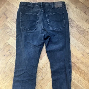 Lee jeans - Säljer mina Lee jeans som jag inte längre använder. Dom är regular fit och passar dig som gillar lite bredare jeans. Byxorna är i bra skick förutom att de är något slitna längst ned på benet. Storleken på byxorna är 34x32. Nypris: ca 1200kr