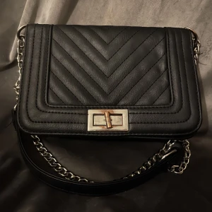 Svart väska  - Svart väska som inte kommer till användning lite rostig precis vid öppningen men inget man tänker på så mycket!💓