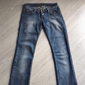 Så fina bootcut jeans ifrån fishbone! Storlek 26! Skulle sitta som en smäck på någon som är 160-165❤️i nyskick! 