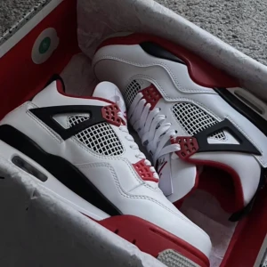 Jordan 4 - Alla storlekar  Helt nya  Äkta  Säljer min brors skor för han ska glytta och jag fick dem  3000