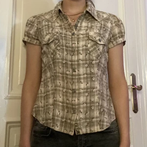 blus - söt blus som är köpt secondhand