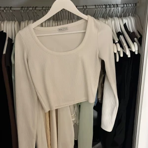 Ribbad topp  - Helt ny ribbad topp från BERSHKA i storlek S. 🌸