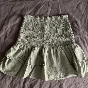 Kjol från Mango - Säljer denna kjol från Mango då den tyvärr inte längre kommer till användning, den är använd max 2 gånger och har inga defekter. Nypris ligger runt 450kr